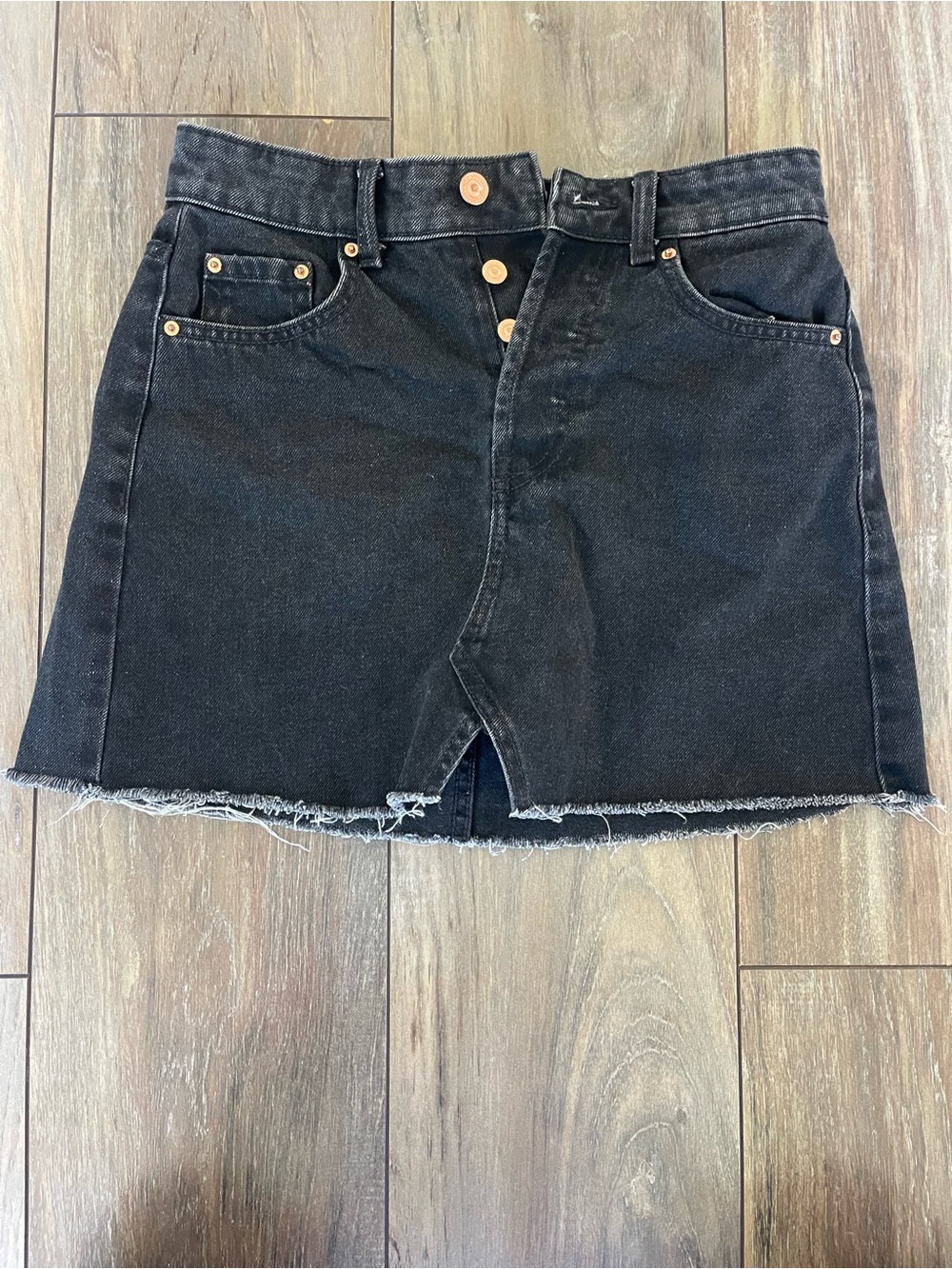 Bershka Women’s Black Denim Mini Skirt with Frayed hem size US 2 (Eur 34)